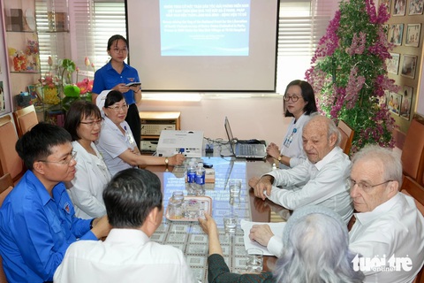 Hai người bạn cắm cờ Việt Nam trên nóc nhà thờ Đức Bà Paris năm 1969 thăm Làng Hoà bình - Ảnh 1.