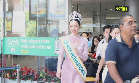 Hoa hậu Quốc tế Thanh Thủy về nước, người hâm mộ hò reo ở sân bay - Ảnh 2. Hoa hậu Quốc tế Thanh Thủy về nước, người hâm mộ hò reo ở sân bay - Ảnh 2.