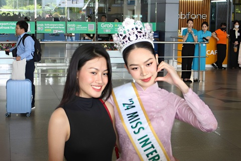 Hoa hậu Quốc tế Thanh Thủy về nước, người hâm mộ hò reo ở sân bay - Ảnh 3. Hoa hậu Quốc tế Thanh Thủy về nước, người hâm mộ hò reo ở sân bay - Ảnh 2.