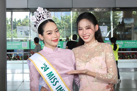 Hoa hậu Thanh Thủy rạng rỡ ngày về nước - Ảnh 9. Hoa hậu Thanh Thủy về nước, diễu hành một vòng TP - Ảnh 9.