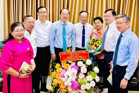 Phó bí thư thường trực Thành ủy TP.HCM thăm các nhà giáo tiêu biểu - Ảnh 1.