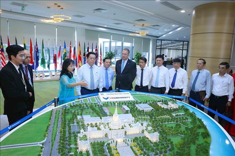 Trưởng ban Tuyên giáo Trung ương Nguyễn Trọng Nghĩa thăm, chúc mừng Ngày Nhà giáo Việt Nam - Ảnh 1. Trưởng ban Tuyên giáo Trung ương Nguyễn Trọng Nghĩa thăm, chúc mừng Ngày Nhà giáo Việt Nam - Ảnh 1.