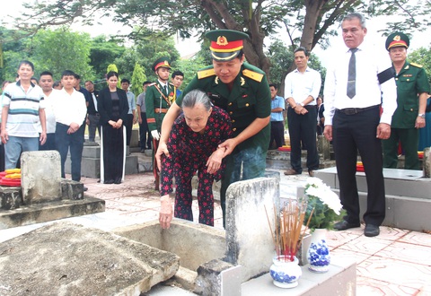 An táng 2 hài cốt liệt sĩ được tìm thấy ở nương rẫy, 1 hài cốt vẫn chưa xác định được danh tính - Ảnh 2. An táng 2 hài cốt liệt sĩ được tìm thấy ở nương rẫy, 1 hài cốt vẫn chưa xác định được danh tính - Ảnh 2.