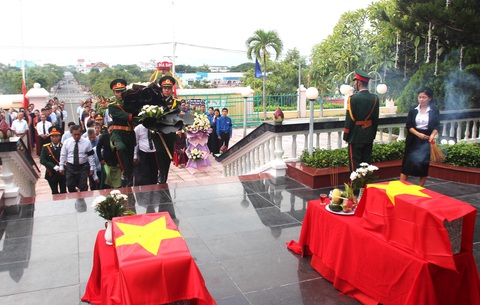 An táng 2 hài cốt liệt sĩ được tìm thấy ở nương rẫy, 1 hài cốt vẫn chưa xác định được danh tính - Ảnh 1. An táng 2 hài cốt liệt sĩ được tìm thấy ở nương rẫy, 1 hài cốt vẫn chưa rõ danh tính - Ảnh 1.