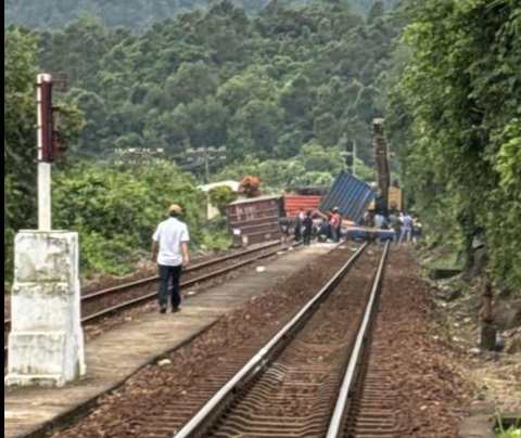 Tàu trật bánh, ô tô trung chuyển hàng trăm hành khách tàu SE7, SE8 trong đêm - Ảnh 4.