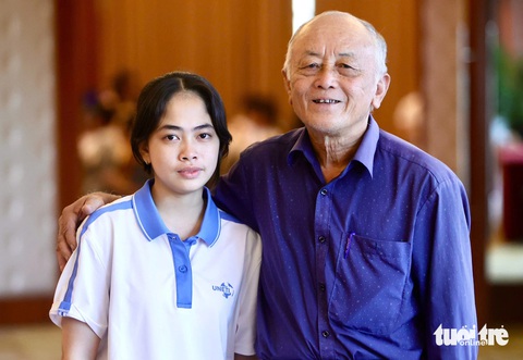 'Đi vay mấy ngân hàng mới nhập học được, cám ơn học bổng Tiếp sức đến trường nhớ đến cháu tôi' - Ảnh 2. Tiếp sức đến trường 19 tỉnh phía Bắc: Đau xót đi học bằng tiền viếng mẹ, nhưng tin vào tương lai! - Ảnh 5.