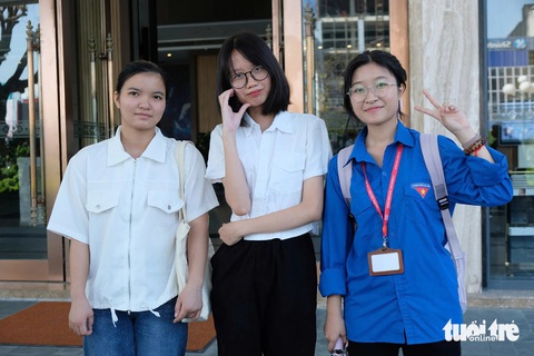 'Đi vay mấy ngân hàng mới nhập học được, cám ơn học bổng Tiếp sức đến trường nhớ đến cháu tôi' - Ảnh 1. Tiếp sức đến trường 19 tỉnh phía Bắc: Đau xót đi học bằng tiền viếng mẹ, nhưng tin vào tương lai! - Ảnh 1.