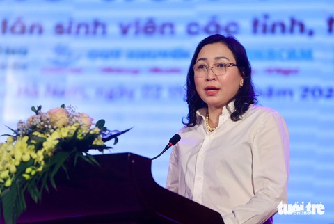 'Đi vay mấy ngân hàng mới nhập học được, cám ơn học bổng Tiếp sức đến trường nhớ đến cháu gái mồ côi - Ảnh 1. Tiếp sức đến trường 19 tỉnh phía Bắc: Đau xót đi học bằng tiền viếng mẹ, nhưng tin vào tương lai! - Ảnh 10.