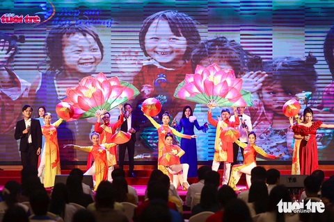 'Đi vay mấy ngân hàng mới nhập học được, cám ơn học bổng Tiếp sức đến trường nhớ đến cháu tôi' - Ảnh 6. Tiếp sức đến trường 19 tỉnh phía Bắc: Đau xót đi học bằng tiền viếng mẹ, nhưng tin vào tương lai! - Ảnh 15.