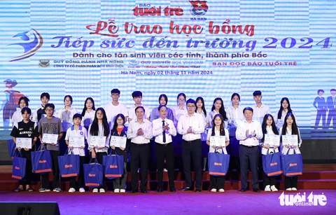 Tiếp sức đến trường 19 tỉnh phía Bắc: Đau xót đi học bằng tiền viếng mẹ, nhưng tin vào tương lai! - Ảnh 24.