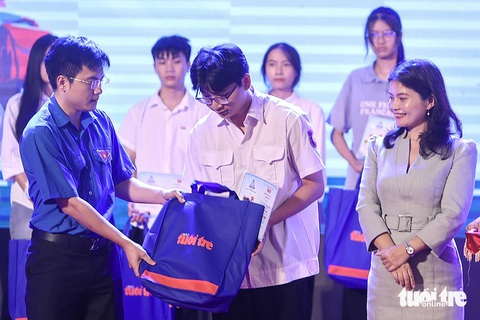 - Ảnh 1. Tiếp sức đến trường 19 tỉnh phía Bắc: Đau xót đi học bằng tiền viếng mẹ, nhưng tin vào tương lai! - Ảnh 27.