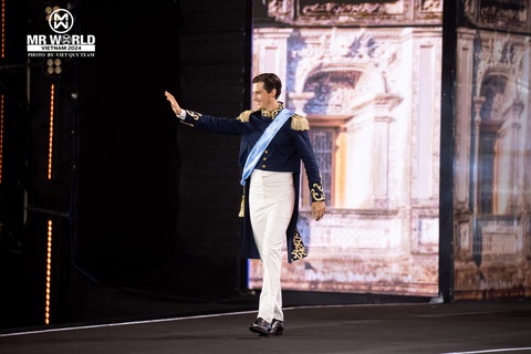 Những bộ trang phục ấn tượng đêm thi National Costume của Mr World ở Việt Nam - Ảnh 9. Những bộ trang phục ấn tượng đêm thi National Costume của Mr World ở Việt Nam - Ảnh 9.