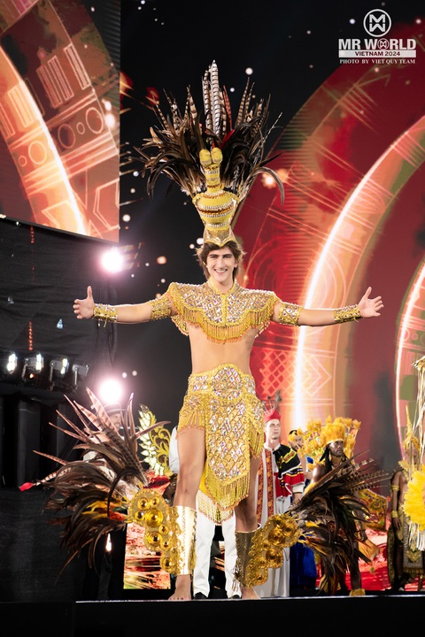 Những bộ trang phục ấn tượng đêm thi National Costume của Mr World ở Việt Nam - Ảnh 5. Những bộ trang phục ấn tượng đêm thi National Costume của Mr World ở Việt Nam - Ảnh 5.