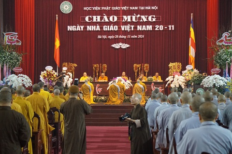Xúc động với giọng hát hay không ngờ của các tăng ni sinh hát về nghề giáo - Ảnh 3. Xúc động với giọng hát hay không ngờ của các tăng ni sinh hát về nghề giáo - Ảnh 3.