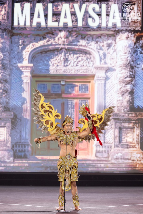 Những bộ trang phục ấn tượng đêm thi National Costume của Mr World ở Việt Nam - Ảnh 13. Những bộ trang phục ấn tượng đêm thi National Costume của Mr World ở Việt Nam - Ảnh 13.