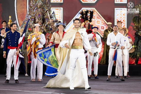 Những bộ trang phục ấn tượng đêm thi National Costume của Mr World ở Việt Nam - Ảnh 2. Những bộ trang phục ấn tượng đêm thi National Costume của Mr World ở Việt Nam - Ảnh 2.