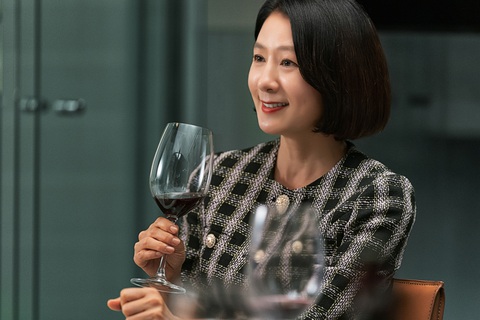 Hai 'ảnh đế' của màn ảnh Hàn - Sul Kyung-gu và Jang Dong-gun chạm trán trong A Normal Family - Ảnh 3. Hai 'ảnh đế' màn ảnh Hàn - Sul Kyung-gu và Jang Dong-gun chạm trán trong A Normal Family - Ảnh 4.