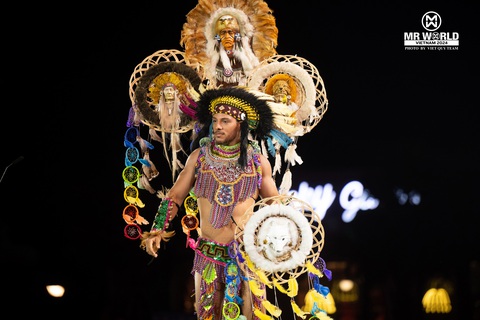 Những bộ trang phục ấn tượng đêm thi National Costume của Mr World ở Việt Nam - Ảnh 11. Những bộ trang phục ấn tượng đêm thi National Costume của Mr World ở Việt Nam - Ảnh 11.