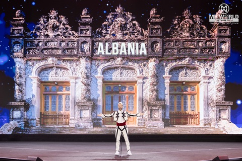 Những bộ trang phục ấn tượng đêm thi National Costume của Mr World ở Việt Nam - Ảnh 8. Những bộ trang phục ấn tượng đêm thi National Costume của Mr World ở Việt Nam - Ảnh 8.