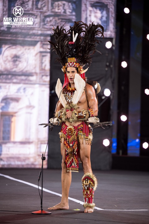 Những bộ trang phục ấn tượng đêm thi National Costume của Mr World ở Việt Nam - Ảnh 7. Những bộ trang phục ấn tượng đêm thi National Costume của Mr World ở Việt Nam - Ảnh 7.