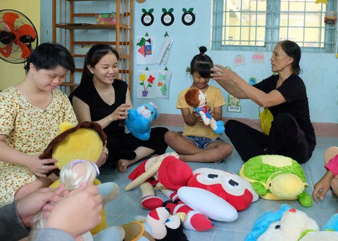 Tâm sự của 'người mẹ trẻ em da cam' ở trung tâm dừng hoạt động vì hết tiền - Ảnh 3.