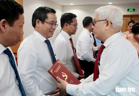 Bình Dương điều động, bổ nhiệm hàng loạt cán bộ - Ảnh 1. Bình Dương điều động, bổ nhiệm hàng loạt cán bộ - Ảnh 1.