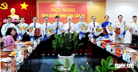 Bình Dương điều động, bổ nhiệm hàng loạt cán bộ - Ảnh 3. Bình Dương điều động, bổ nhiệm hàng loạt cán bộ - Ảnh 2.