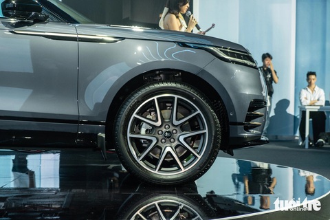 Range Rover Velar 2025 ra mắt Việt Nam: Giá từ hơn 3,7 tỷ, màn hình mới, treo khí nén, mạnh nhất gần 400 mã lực, chạy 64km không cần xăng- Ảnh 6. Range Rover Velar 2025 ra mắt Việt Nam: Giá từ 3,7 tỉ, có bản hybrid cắm sạc, mạnh tới 398 mã lực - Ảnh 5.