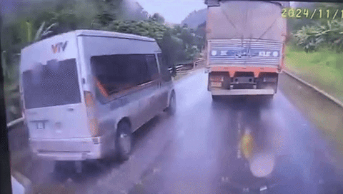 VTV lên tiếng vụ xe biển xanh vượt 2 ô tô làm xe tải đi chiều ngược lại lao xuống cống - Ảnh 1.