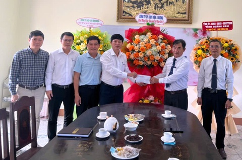 Thủy điện A Vương thăm, chúc mừng ngày Nhà giáo Việt Nam - Ảnh 3.