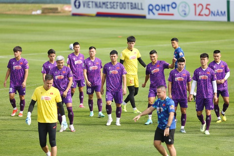 Đội tuyển Việt Nam tiêm phòng cúm trước khi sang Hàn Quốc - Ảnh 1. Quang Hải, Hoàng Đức tiêm phòng cúm trước khi sang Hàn Quốc - Ảnh 1.