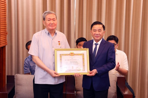 Nguyên Thường trực Ban Bí thư Đinh Thế Huynh nhận huy hiệu 50 năm tuổi Đảng - Ảnh 1. Nguyên Thường trực Ban Bí thư Đinh Thế Huynh nhận huy hiệu 50 năm tuổi Đảng - Ảnh 2.