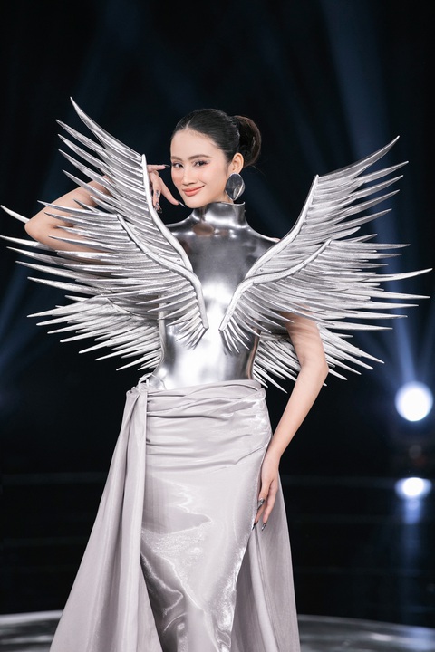 Thanh Hằng gặp sự cố khi diễn vedette cho Hà Thanh Việt - Ảnh 4. Diễn thời trang Fly Me to the Moon nhưng Thanh Hằng rơi cánh trên sàn catwalk - Ảnh 4.