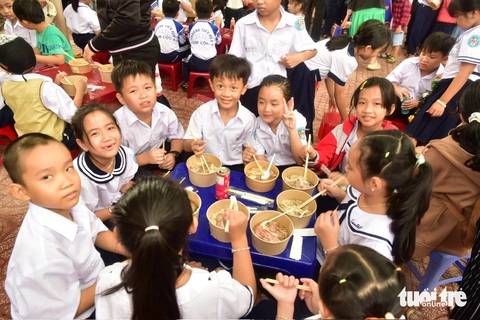 700 tô phở nấu xuyên đêm phục vụ học sinh Khánh Hòa - Ảnh 1. 1.000 tô phở nấu xuyên đêm phục vụ học sinh Khánh Hòa - Ảnh 1.