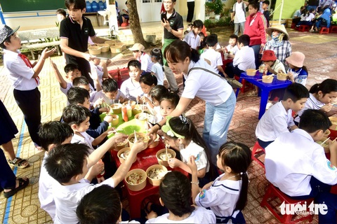 700 tô phở nấu xuyên đêm phục vụ học sinh Khánh Hòa - Ảnh 8. 1.000 tô phở nấu xuyên đêm phục vụ học sinh Khánh Hòa - Ảnh 10.