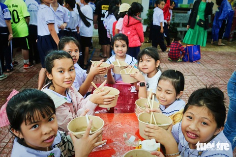700 tô phở nấu xuyên đêm phục vụ học sinh Khánh Hòa - Ảnh 10. 1.000 tô phở nấu xuyên đêm phục vụ học sinh Khánh Hòa - Ảnh 9.