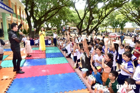 700 tô phở nấu xuyên đêm phục vụ học sinh Khánh Hòa - Ảnh 12. 1.000 tô phở nấu xuyên đêm phục vụ học sinh Khánh Hòa - Ảnh 14.