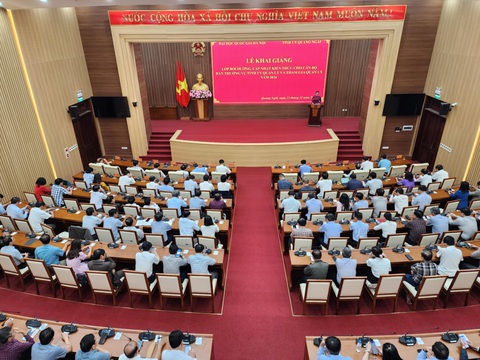 Tỉnh ủy Quảng Ngãi cùng Đại học Quốc gia Hà Nội bồi dưỡng kiến thức cho 220 cán bộ - Ảnh 1.