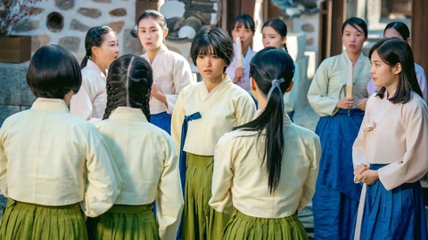 Jeongnyeon: The star is born bị chỉ trích phá hủy bản gốc, loại bỏ yếu tố nữ quyền và LGBT - Ảnh 2. Jeongnyeon: The star is born bị chỉ trích phá hủy bản gốc, loại bỏ yếu tố nữ quyền và LGBT - Ảnh 2.