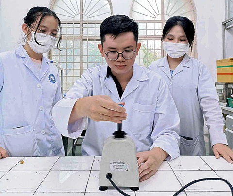 Mỗi thành công có dáng ngoại, dáng mẹ, dáng dì - Ảnh 1. Mỗi thành công có dáng ngoại, dáng mẹ, dáng dì - Ảnh 1.