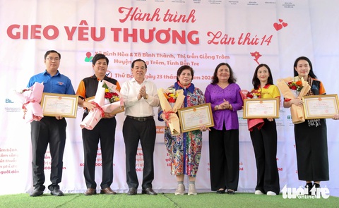 Hơn 450 người dân Bến Tre được khám bệnh và phát thuốc miễn phí - Ảnh 2.