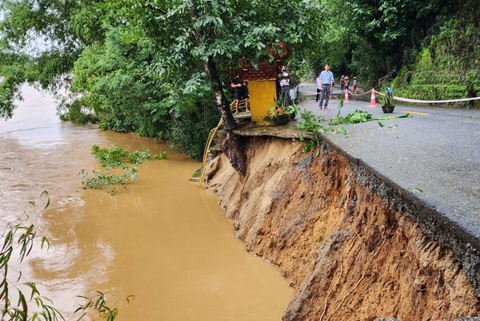 Lũ cuồn cuộn trên sông Vệ ngoạm tỉnh lộ 624B, chủ tịch tỉnh hỏa tốc chỉ đạo - Ảnh 2.