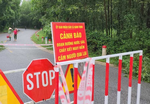 Lũ cuồn cuộn trên sông Vệ ngoạm tỉnh lộ 624B, chủ tịch tỉnh hỏa tốc chỉ đạo - Ảnh 3.