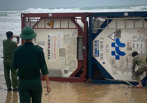 Ba bình chứa khí có chữ Trung Quốc và sà lan dạt vào bờ biển Quảng Ngãi - Ảnh 1.