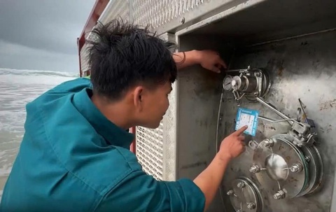Ba bình chứa khí có chữ Trung Quốc và sà lan dạt vào bờ biển Quảng Ngãi - Ảnh 2.