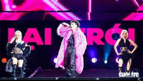 tlinh 'rủ rê' cả Rap Việt, PSY diễn siêu hit Gangnam Style trên sân khấu GENfest - Ảnh 4. tlinh 'rủ rê' cả Rap Việt, PSY diễn siêu hit Gangnam Style trên sân khấu GENfest - Ảnh 3.
