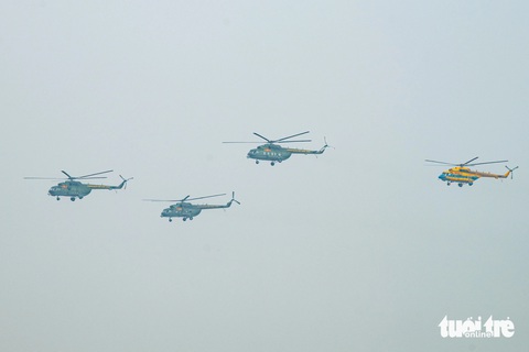 7 chiếc tiêm kích Su30-MK2 bay trên bầu trời Hà Nội - Ảnh 4.