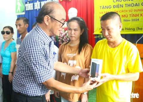 Người mù livestream bán hàng qua mạng, kiếm thêm thu nhập - Ảnh 4. Người mù livestream bán hàng qua mạng, kiếm thêm thu nhập - Ảnh 3.