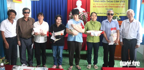 Người mù livestream bán hàng qua mạng, kiếm thêm thu nhập - Ảnh 5. Người mù livestream bán hàng qua mạng, kiếm thêm thu nhập - Ảnh 5.