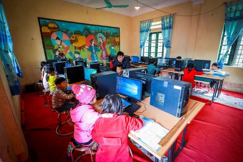 Những người mang Internet đến với trường học: ‘Ánh mắt thầy và trò khiến chúng tôi nhớ mãi’ - Ảnh 2. Những người mang Internet đến với trường học: ‘Ánh mắt thầy và trò khiến chúng tôi nhớ mãi’ - Ảnh 2.